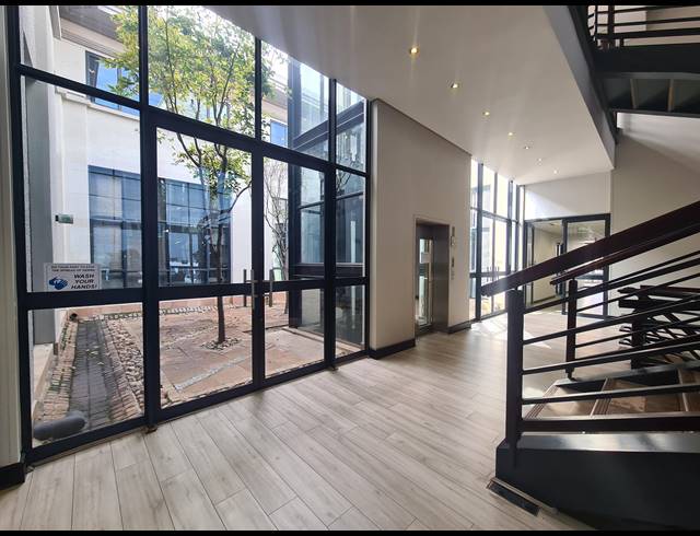 1,691M² OFFICE FOR SALE IN BRYANSTON